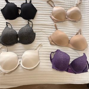 6 bras (36 D)-Victoria Secret/Soma